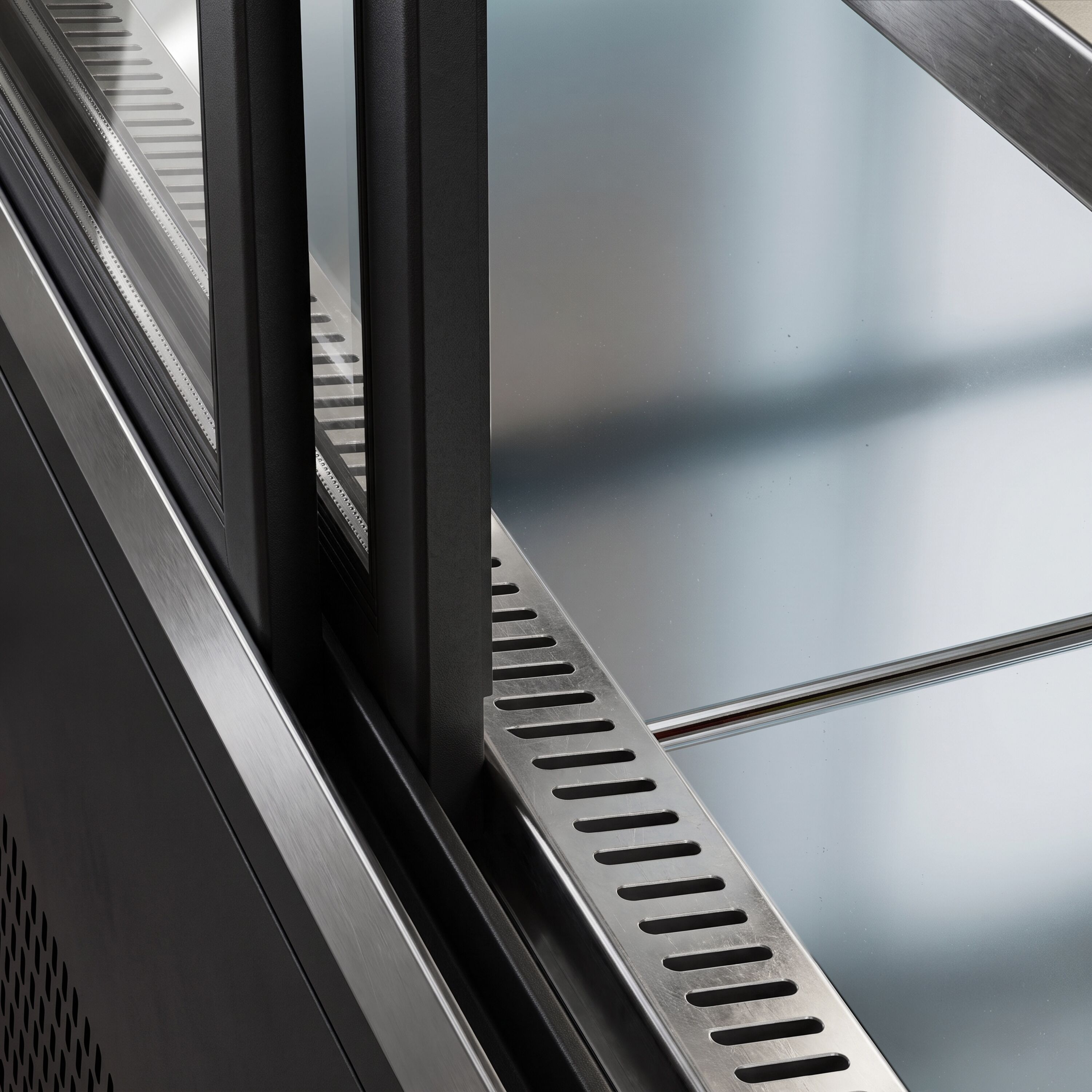 Commercial cake display fridge - 378L - 1000mm - Double glazing - square - mirrored front - with 2 glass shelves - rear sliding doors - for patisserie - Black