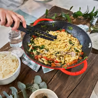 STAUB | SPECIALITIES - Woks ar stikla vāku - Ø 370mm - čuguns - ķiršu sarkans