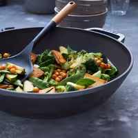 STAUB | SPECIALITIES - Wok sa staklenim poklopcem - Ø 300 mm - Liveno željezo - Grafitno siva