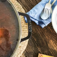 STAUB | SPECIALITĀTES - Woks ar stikla vāku - Ø 300 mm - čuguns - melns