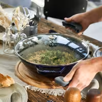 STAUB | SPECIALITIES - Wok sa staklenim poklopcem - Ø 300 mm - Liveno željezo - Tamnoplava
