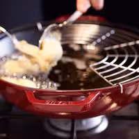 STAUB | SPECIALITĀTES - Woks ar stikla vāku - Ø 300 mm - čuguns - Granātābolu sarkans