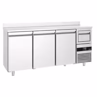 Stół chłodniczy barowy do napojów PREMIUM – 2130 x 600 mm – z 3 drzwiami, rantem i odbijakiem do kawy