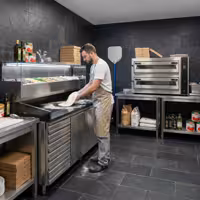 Stół chłodniczy do pizzy PREMIUM – 2000 x 800 mm – z 2 drzwiami i 7 szufladami – z witryną nadstawną chłodniczą LED na 10x GN 1/4