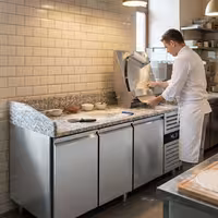 Stół chłodniczy do pizzy ECO – 2000 x 800 mm – z 3 drzwiami
