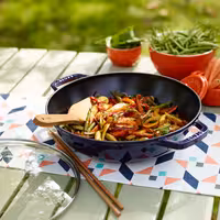STAUB | SPECIALITIES - Wok sa staklenim poklopcem - Ø 300 mm - Liveno željezo - Tamnoplava