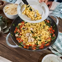STAUB | SPECIALITIES - Wok sa staklenim poklopcem - Ø 370 mm - Liveno željezo - Grafitno siva