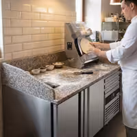 Stół chłodniczy do pizzy PREMIUM – 1600 x 800 mm – z 2 drzwiami i 3 szufladami