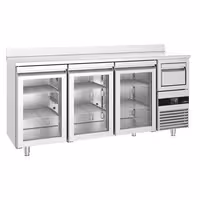 Stół chłodniczy barowy do napojów PREMIUM – 2130 x 600 mm – z 3 drzwiami szklanymi, rantem i odbijakiem do kawy