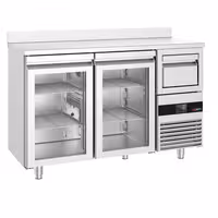 Stół chłodniczy barowy do napojów PREMIUM – 1580 x 600 mm – z 2 drzwiami szklanymi, rantem i odbijakiem do kawy