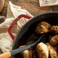 STAUB | SPECIALITIES - Cam kapaklı Wok - Ø 300mm - Dökme demir - Kiraz Kırmızısı