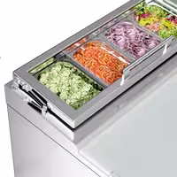 Pult za pripremu salate PREMIUM - 1365 mm - 3 vrata - s ugradnim ležištem za 7x GN 1/3 i stakleni poklopac