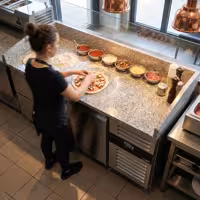 Stół chłodniczy do pizzy ECO – 1500 x 800 mm – z 1 drzwiami i 2 szufladami