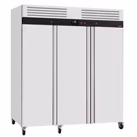 Saldētavas skapis no nerūsējošā tērauda ECO - 1800 mm - 2100 l - -18/-22 °C - ar 3 durvis - R290, klimata klase 4, digitālais termostats, ventilējama dzesēšana, slēdzamas durvis, 6 ritenīši, 9 restes