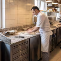 Stół chłodniczy do pizzy PREMIUM – 2100 x 800 mm – z 2 drzwiami i 5 szufladami