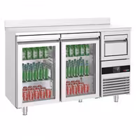 Stół chłodniczy barowy do napojów PREMIUM – 1580 x 600 mm – z 2 drzwiami szklanymi, rantem i odbijakiem do kawy