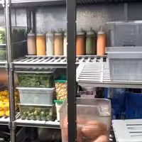 CAMBRO | Regał dodatkowy CAMSHELVING® Basics Plus – szerokość: 870 mm – wysokość: 1830 mm – z 3 półkami wentylowanymi i 1 półką pełną