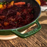 STAUB | SPECIALITIES - Wok sa staklenim poklopcem - Ø 300 mm - Liveno željezo - Boja bosiljka