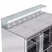 Stół chłodniczy sałatkowy PREMIUM – 1368 mm – z 3 drzwiami szklanymi – z nadstawką szklaną na 8x GN 1/6