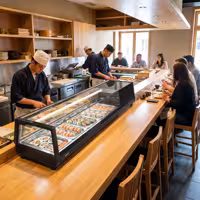 Witryna chłodnicza do sushi – 5x GN 1/3 – od 0 do +12 °C – czarna