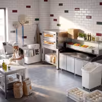 Table réfrigérée à pizza PREMIUM - 2000 x 800 mm - avec 3 portes - incl. vitrine réfrigérée - 10 x GN 1/4