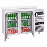 Stół chłodniczy barowy do napojów PREMIUM – 1580 x 600 mm – z 2 drzwiami szklanymi, rantem i odbijakiem do kawy