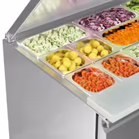 Stół chłodniczy sałatkowy ECO – 1368 mm – z 3 drzwiami – z otworem na 4x GN 1/1 i pokrywą ze stali nierdzewnej