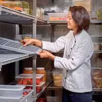 CAMBRO | Regał dodatkowy CAMSHELVING® Basics Plus – szerokość: 870 mm – wysokość: 1830 mm – z 3 półkami wentylowanymi i 1 półką pełną