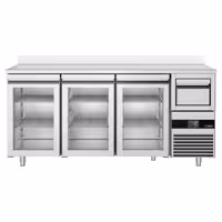 Stół chłodniczy barowy do napojów PREMIUM – 2130 x 600 mm – z 3 drzwiami szklanymi, rantem i odbijakiem do kawy