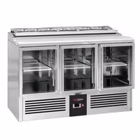 Pult za pripremu salate PREMIUM - 1365 mm - 3 staklena vrata - s ugradnim ležištem za 7x GN 1/3 i stakleni poklopac