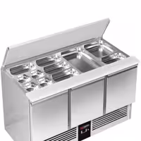 Stół chłodniczy sałatkowy PREMIUM – 1368 mm – z 3 drzwiami – z otworem na 4x GN 1/1 i pokrywą ze stali nierdzewnej