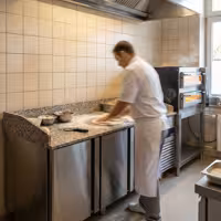 Stół chłodniczy do pizzy PREMIUM – 2100 x 800 mm – z 3 drzwiami