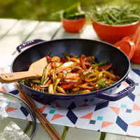 STAUB | SPECIALITIES - Wok sa staklenim poklopcem - Ø 300 mm - Liveno željezo - Tamnoplava
