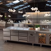 Stół chłodniczy barowy do napojów Premium PLUS – 1468 x 600 mm – z 2 drzwiami szklanymi i rantem