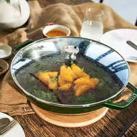 STAUB | SPECIALITIES - Wok sa staklenim poklopcem - Ø 300 mm - Liveno željezo - Boja bosiljka