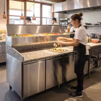 Table réfrigérée à pizza PREMIUM - 2000 x 800 mm - avec 3 portes - incl. vitrine réfrigérée - 10 x GN 1/4