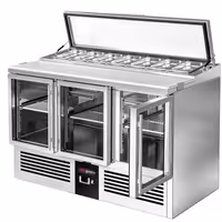 Pult za pripremu salate PREMIUM - 1365 mm - 3 staklena vrata - s ugradnim ležištem za 7x GN 1/3 i stakleni poklopac