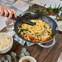 STAUB | SPECIALITIES - Wok sa staklenim poklopcem - Ø 370 mm - Liveno željezo - Grafitno siva