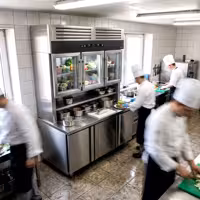 Stół chłodniczy z witryną chłodniczą naścienną – 1350 mm – 3 szklane drzwi u góry, 3 drzwi u dołu i powierzchnia robocza