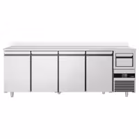 Stół chłodniczy barowy do napojów PREMIUM – 2690 x 600 mm – z 4 drzwiami, rantem i odbijakiem do kawy