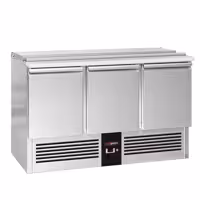 Stół chłodniczy sałatkowy PREMIUM – 1368 mm – z 3 drzwiami – z otworem na 4x GN 1/1 i pokrywą ze stali nierdzewnej