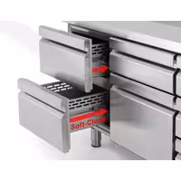 Külmtöölaud PREMIUM PLUS - 2452x700 mm - 625 l - ventileeritud jahutus - koos 3 uksega - Tagaserv