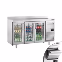 Stół chłodniczy barowy do napojów Premium PLUS – 1960 x 600 mm – z 3 drzwiami szklanymi, rantem i odbijakiem do kawy