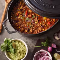 STAUB | Cocotte Oval Enamelled Cast Iron Casserole Dish – 230 mm Oval – Black