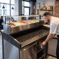 Table réfrigérée à pizza PREMIUM - 1500x800 mm - avec 2 portes - incl. vitrine réfrigérée LED - 5x GN 1/3 + 1x GN 1/2