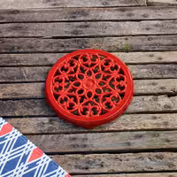 STAUB | SERVING - Podmetač za lonce Lilie - 230 mm - Lijevano željezo - Crvena boja trešnje 