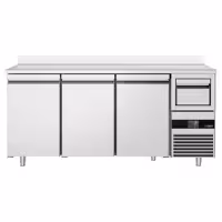 Stół chłodniczy barowy do napojów PREMIUM – 2130 x 600 mm – z 3 drzwiami, rantem i odbijakiem do kawy