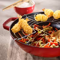 STAUB | SPECIALITIES - Cam kapaklı Wok - Ø 300mm - Dökme demir - Kiraz Kırmızısı