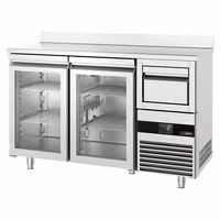 Stół chłodniczy barowy do napojów PREMIUM – 1580 x 600 mm – z 2 drzwiami szklanymi, rantem i odbijakiem do kawy