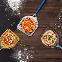 Lopata za pizzu - AZZURRA - anodizirani aluminij - ojačana lopata - 330x330 mm - perforirana - drška aluminijska